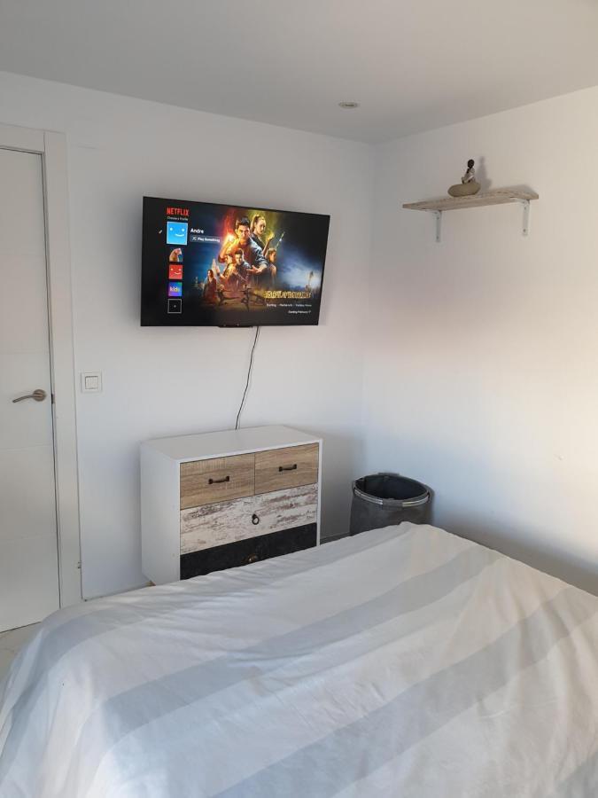 Beachside apartment in Torrevieja Buitenkant foto