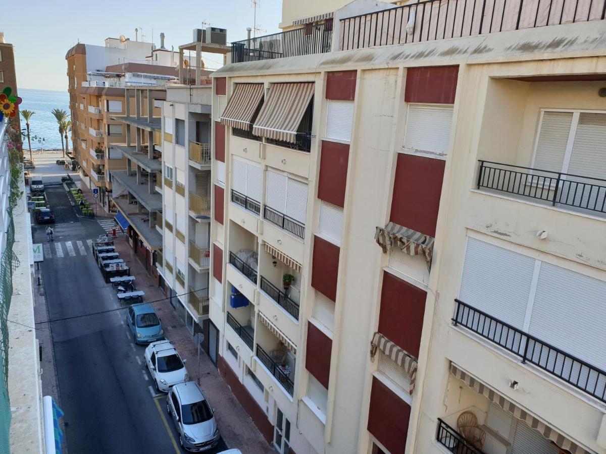 Beachside apartment in Torrevieja Buitenkant foto