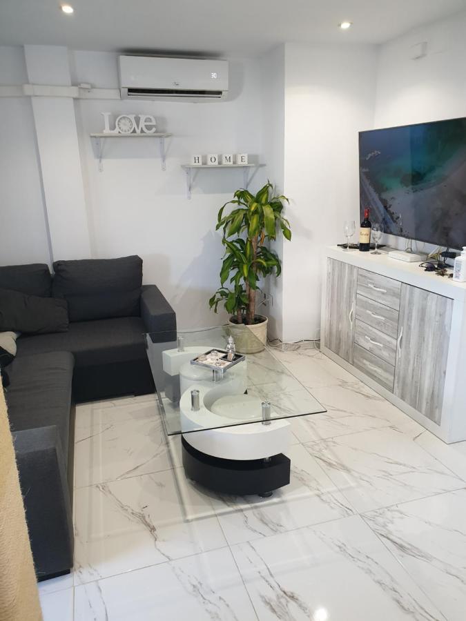 Beachside apartment in Torrevieja Buitenkant foto