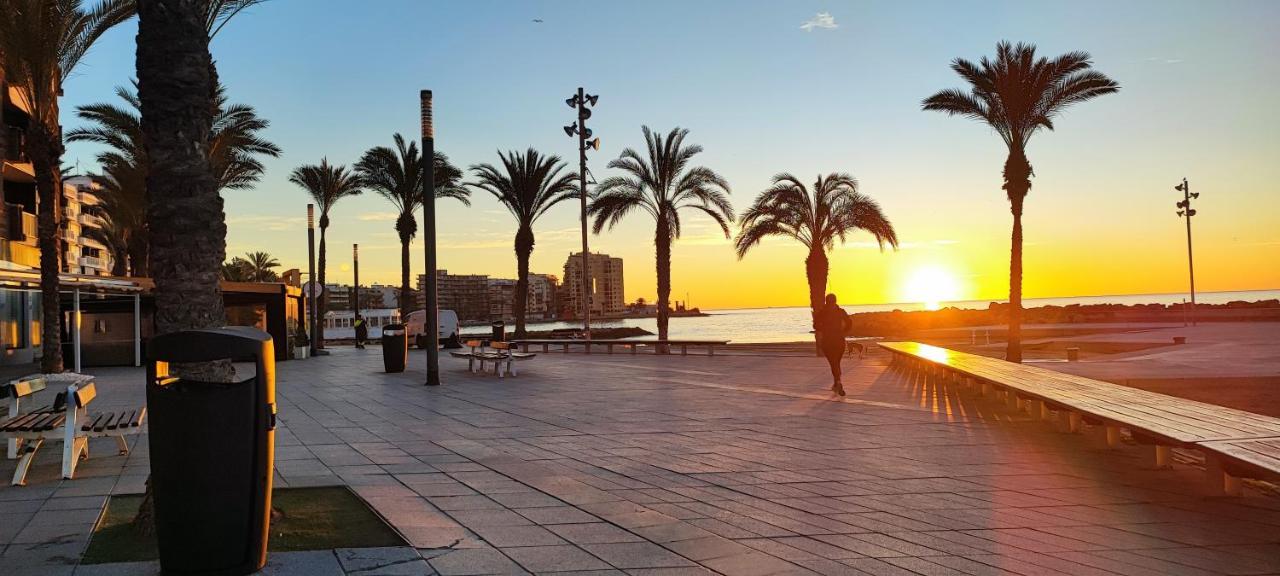 Beachside apartment in Torrevieja Buitenkant foto