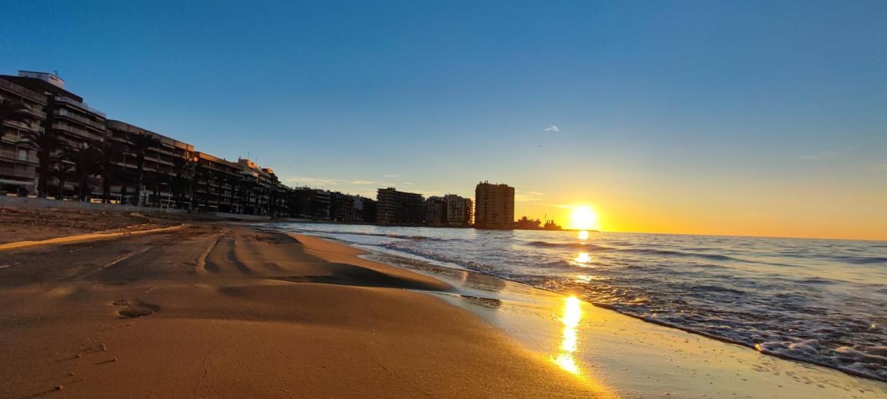 Beachside apartment in Torrevieja Buitenkant foto