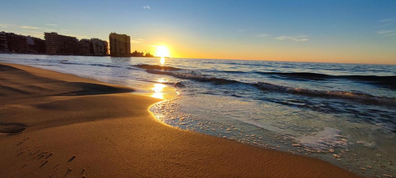 Beachside apartment in Torrevieja Buitenkant foto