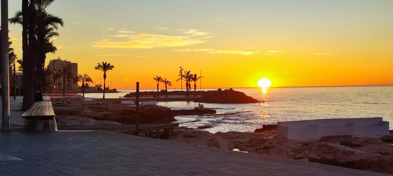 Beachside apartment in Torrevieja Buitenkant foto