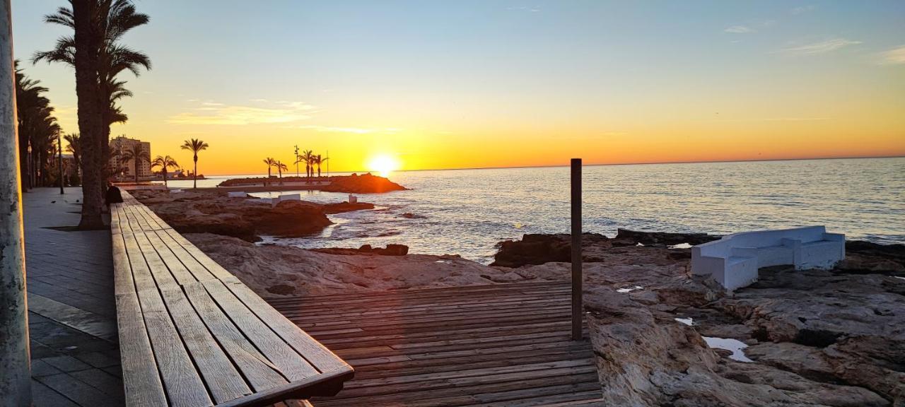 Beachside apartment in Torrevieja Buitenkant foto