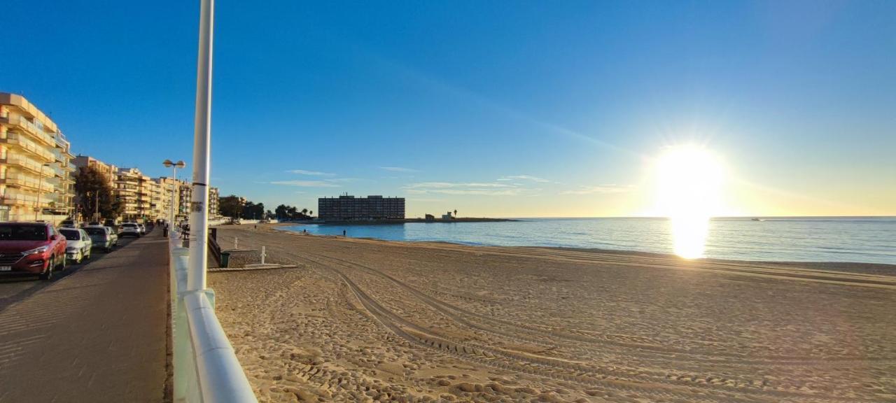 Beachside apartment in Torrevieja Buitenkant foto