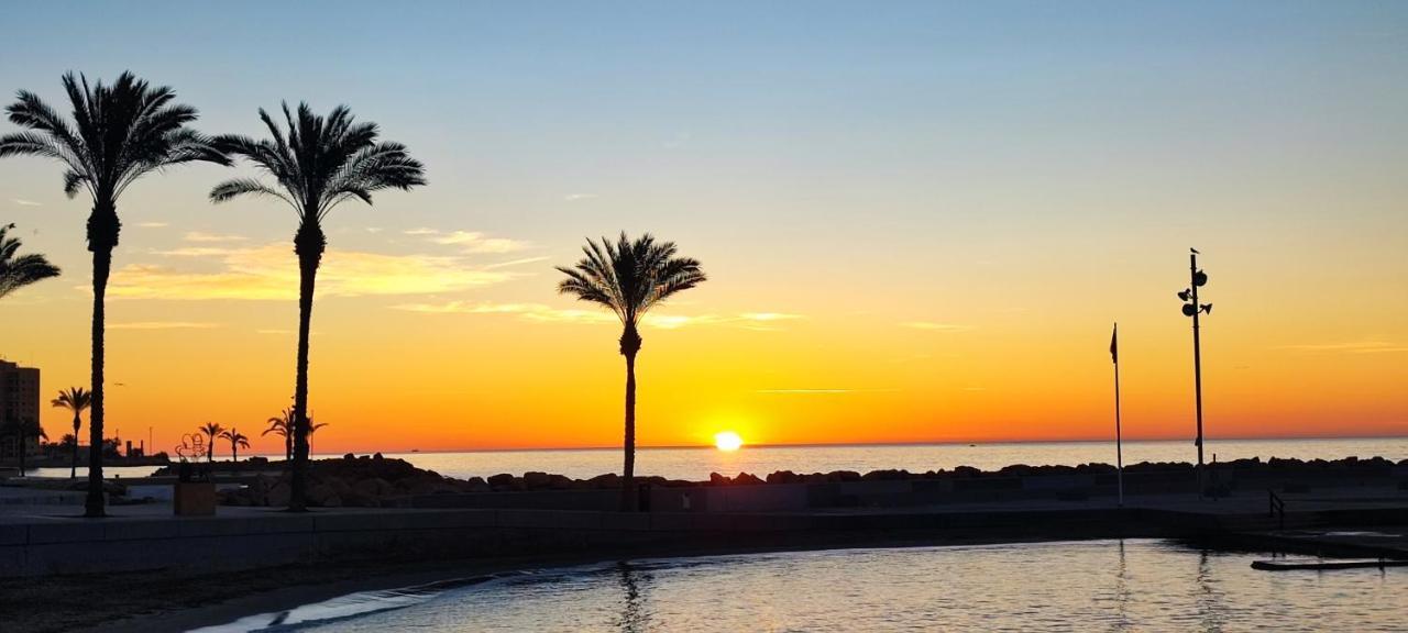 Beachside apartment in Torrevieja Buitenkant foto