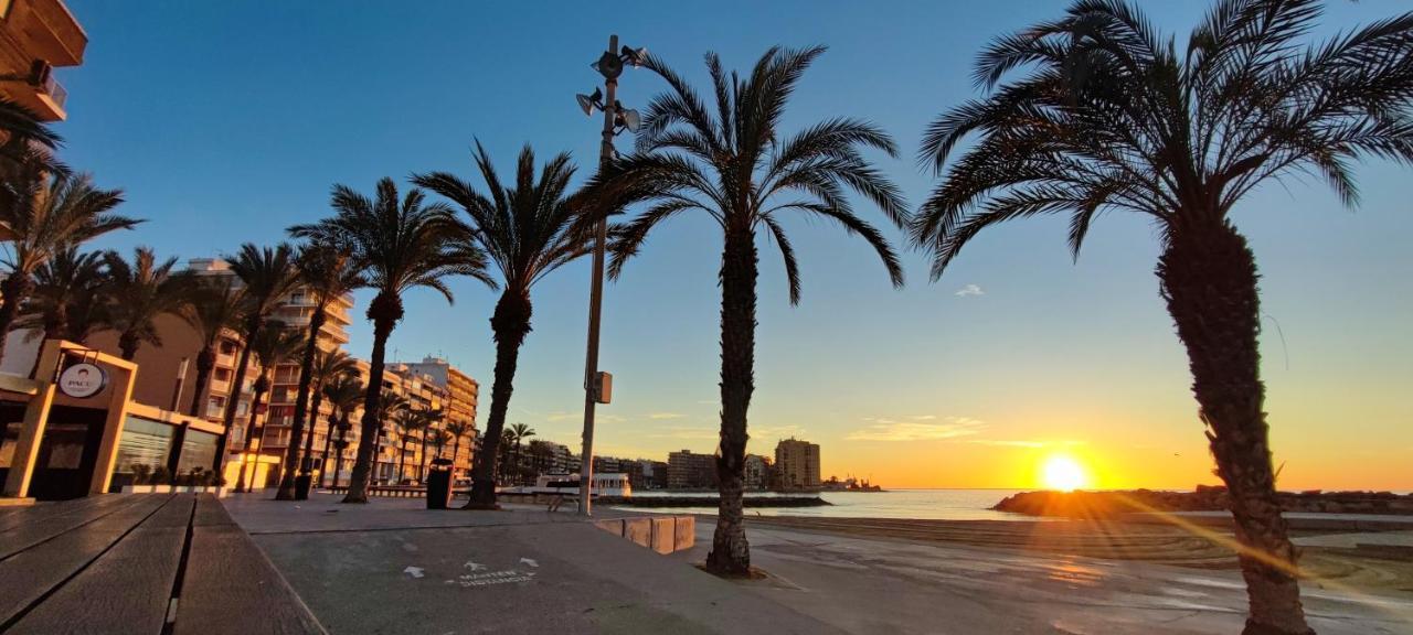 Beachside apartment in Torrevieja Buitenkant foto