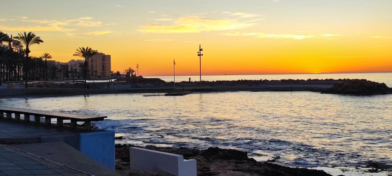 Beachside apartment in Torrevieja Buitenkant foto